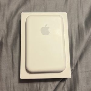 Apple MagSafe battery pack